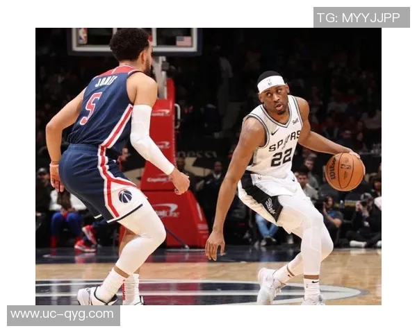 文班在挡拆后华丽转身空接背扣展现惊人弹跳与技巧